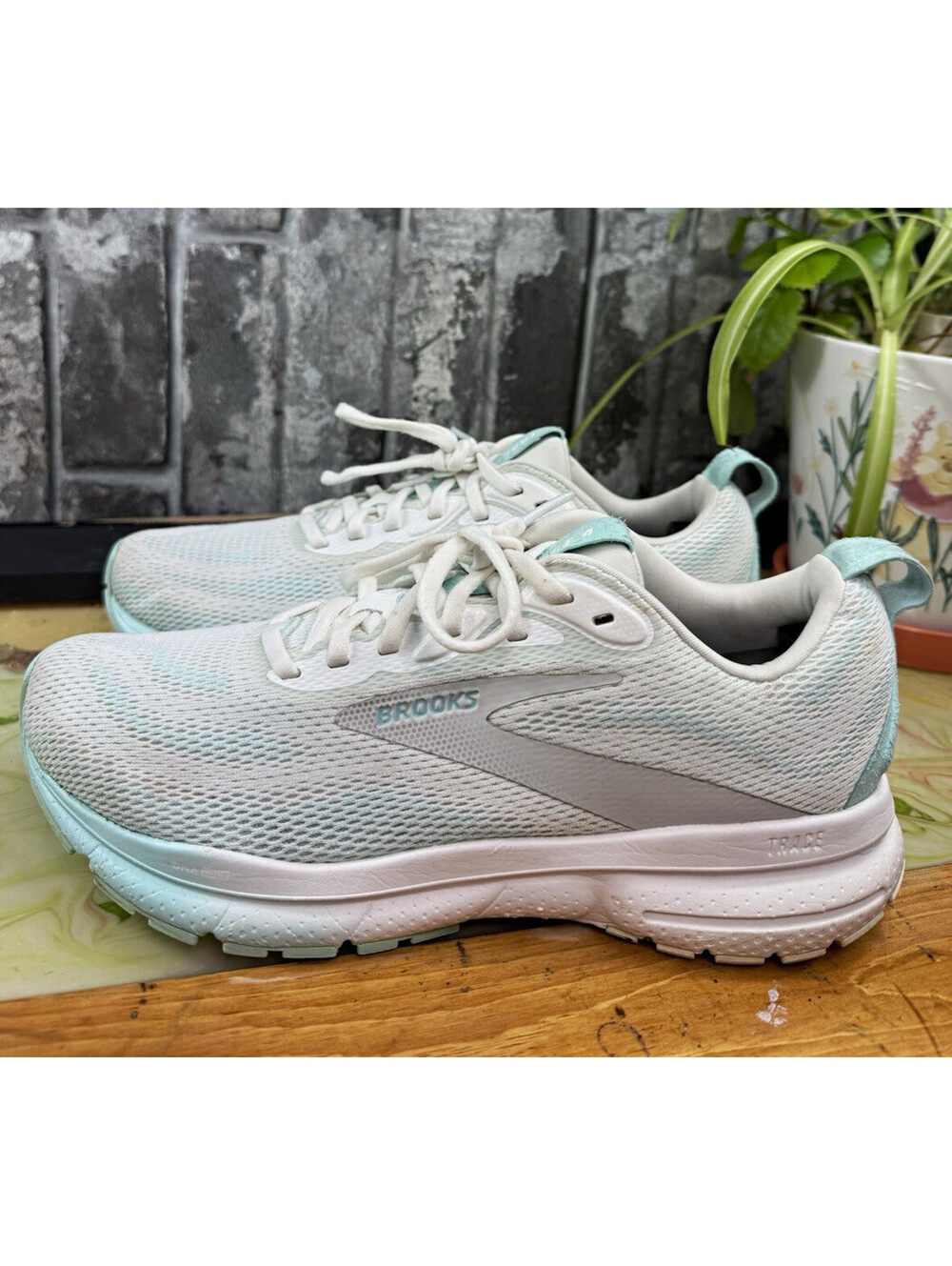 Brooks Trace 4 White/Light Blue Solid Low Top Lace-Up WomenSneaker Mesh
